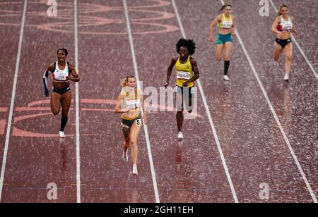 Kadeena Cox (a sinistra) della Gran Bretagna come Lindy Ave di Germania vince la finale delle donne 400m - T38 allo Stadio Olimpico il giorno undici dei Giochi Paralimpici di Tokyo 2020 in Giappone. Data foto: Sabato 4 settembre 2021. Foto Stock