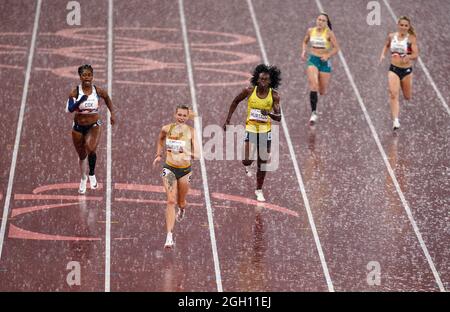 Kadeena Cox (a sinistra) della Gran Bretagna come Lindy Ave di Germania vince la finale delle donne 400m - T38 allo Stadio Olimpico il giorno undici dei Giochi Paralimpici di Tokyo 2020 in Giappone. Data foto: Sabato 4 settembre 2021. Foto Stock