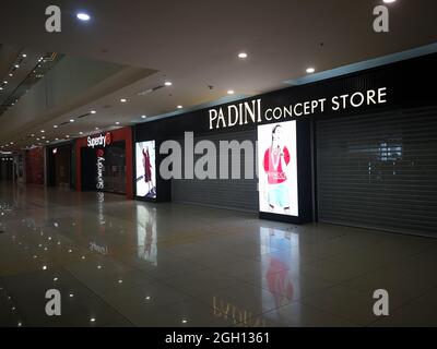 Suria Sabah Shopping Mall, Sabah, Malesia - 12 luglio 2021: Centro commerciale vuoto a Kota Kinabalu durante la pandemia Foto Stock