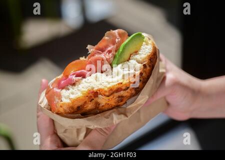 USA Washington DC CIBO focaccia sandwich al Pitango Bakery Cafe di Adams Morgan fatto con prosciutto di pomodoro avocado Foto Stock