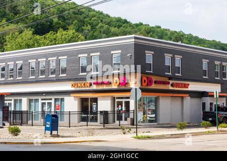 BRADFORD, PA, USA-13 AGOSTO 2021: Negozio Downtown Dunkin' (Donuts), mostra drive-through. Foto Stock