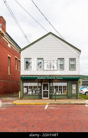 Bradford, PA, USA-13 AGOSTO 2021: Edificio occupato dalla sede centrale della Bradford Landmark Society, ex panetteria francese di Herbig. Foto Stock