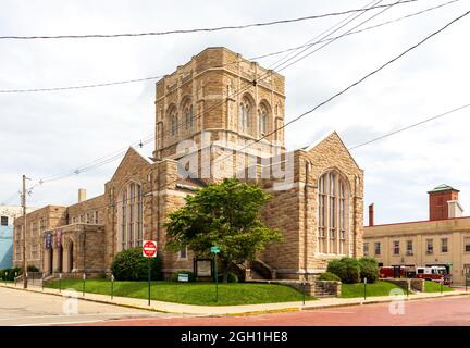 BRADFORD, PA, USA-13 AGOSTO 2021: Prima Chiesa Metodista unita, vista d'angolo dell'imponente struttura rocciosa. Foto Stock