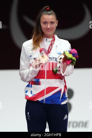 Amy Truesdale di Gran Bretagna con una medaglia di bronzo in seguito alle Donne K44 +58kg alla Makuhari Messe Hall il giorno 11 dei Giochi Paralimpici di Tokyo 2020 in Giappone. Data foto: Sabato 4 settembre 2021. Foto Stock