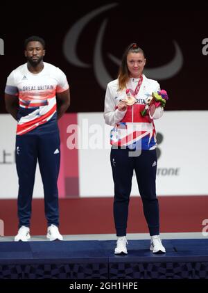 Amy Truesdale di Gran Bretagna con una medaglia di bronzo in seguito alle Donne K44 +58kg alla Makuhari Messe Hall il giorno 11 dei Giochi Paralimpici di Tokyo 2020 in Giappone. Data foto: Sabato 4 settembre 2021. Foto Stock