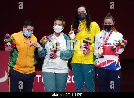 Amy Truesdale (a destra) della Gran Bretagna con una medaglia di bronzo in seguito alle Donne K44 +58kg presso la Makuhari Messe Hall il giorno 11 dei Giochi Paralimpici di Tokyo 2020 in Giappone. Data foto: Sabato 4 settembre 2021. Foto Stock