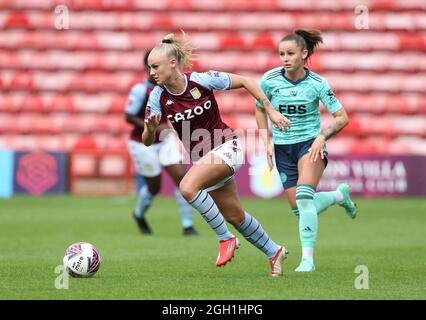 Alisha Lehmann di Aston Villa (a sinistra) e Hannah Cain di Leicester City combattono per la palla durante la partita della fa Women's Super League allo stadio del Bank, Walsall. Data foto: Sabato 4 settembre 2021. Foto Stock