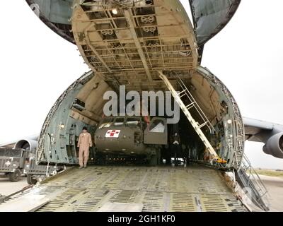 I soldati della dodicesima brigata dell'aviazione di combattimento, di Ansbach, Germania, scaricano un elicottero UH-60 Blackhawk da un aereo da carico C5 Galaxy a Mazar e Sharif, Afghanistan, il 27 aprile 2012. La brigata si sta dispiegando al comando regionale dell'Afghanistan settentrionale a sostegno dell'operazione Enduring Freedom. (Foto di Maj. John C. Crotzer) Foto Stock