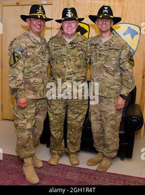 Il Colonnello in pensione Bruce Crandall (centro), un destinatario della medaglia d'onore, si pone per una foto con il Colonnello John Novalis, da Williamsport, Pa., (a destra) comandante della prima Brigata di Cavalleria aerea, 1a Divisione di Cavalleria, e comando Sgt. Major Glen vela, consigliere senior della brigata marzo 28. Crandall ha ricevuto la Medaglia d'onore per le sue azioni come pilota UH-1 Huey il giorno del 14 novembre 1965 in Vietnam. Quel giorno, ha volato il suo elicottero nella zona di atterraggio raggi X 22 volte, resistendo al fuoco nemico e una continua minaccia dal nord vietnamita come ha contribuito a fornire le truppe di terra con le forniture necessarie Foto Stock