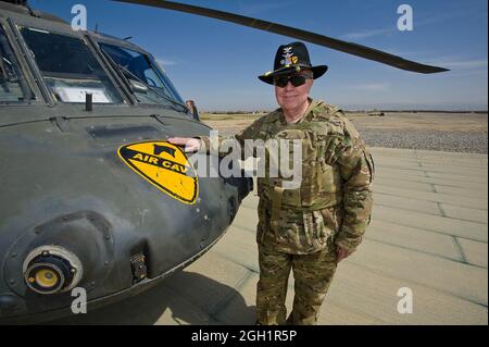 Bruce Crandall in pensione (a sinistra), un vincitore della Medaglia d'onore, si pone per una foto con un elicottero UH-60 Black Hawk della Task Force Lobos, 1st Air Cavalry Brigade, 1st Cavalry Division marzo 28. Crandall ha ricevuto la Medaglia d'onore per le sue azioni come pilota UH-1 Huey il giorno del 14 novembre 1965 in Vietnam. Quel giorno, ha volato il suo elicottero nella zona di atterraggio raggi X 22 volte, resistendo al fuoco nemico e una continua minaccia dal nord vietnamita, come ha contribuito a fornire alle truppe di terra le forniture necessarie e le capacità di evacuazione medica. Foto Stock