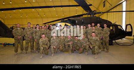 Il Colon Bruce Crandall in pensione (a sinistra), un destinatario della medaglia d'onore, pone per una foto con i soldati della prima Brigata di Cavalleria aerea, 1° Divisione di Cavalleria Marzo 28. Crandall ha ricevuto la Medaglia d'onore per le sue azioni come pilota UH-1 Huey il giorno del 14 novembre 1965 in Vietnam. Quel giorno, ha volato il suo elicottero nella zona di atterraggio raggi X 22 volte, resistendo al fuoco nemico e una continua minaccia dal nord vietnamita, come ha contribuito a fornire alle truppe di terra le forniture necessarie e le capacità di evacuazione medica. Foto Stock