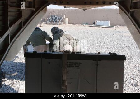 Marines degli Stati Uniti di elicottero pesante marino Squadron 363 (HMH-363), scarica le forniture da un CH-53D Sea Stallion elicottero, Lashkar Gah, Helmand provincia, Afghanistan, 5 gennaio. HMH-363 ha condotto operazioni di volo a sostegno delle truppe in tutta la provincia di Helmand. Foto Stock