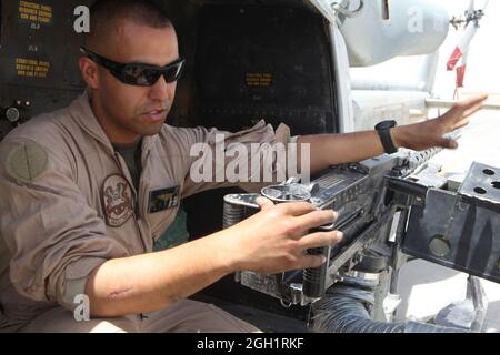 CPL. Estanislao Alvarez, un capo equipaggio con Marine Light Attack Helicopter Squadron 369, 3rd Marine Aircraft Wing (Forward), spiega cosa è successo il giorno in cui è stato colpito con shrapnel mentre consegnava le forniture alle truppe di terra. Il comandante del corpo Marino Generale James T. Conway ha presentato Alvarez con il cuore viola in una cerimonia nell'hangar HMLA-369 sulla linea di volo qui il 20 agosto. Foto Stock