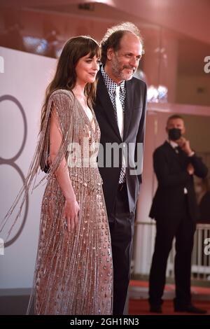 Venezia, Italia. 03 Settembre 2021. VENEZIA, ITALIA - SETTEMBRE 03: Dakota Johnson, Luca Guadagnino partecipa al tappeto rosso del film "la figlia perduta" durante il 78° Festival Internazionale del Cinema di Venezia, il 03 Settembre 2021 a Venezia. Credit: dpa/Alamy Live News Foto Stock