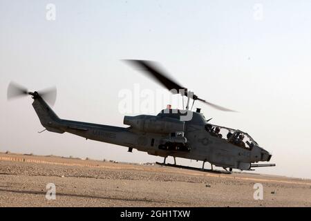 Un corpo marino statunitense AH-1W Cobra Helicopter con attacco leggero marino Helicopter Squadron (HMLA) 469 decilla per tornare a Camp Leatherneck dopo aver eseguito l'operazione Halberd V Helmand provincia, Afghanistan il 20 giugno 2012. HMLA-469 ha fornito la ricognizione aerea e la sicurezza per i Marines del 3 ° LAR durante l'operazione Halberd V per impedire la distribuzione di contrabbando a sostegno delle operazioni di controrrezione. Foto Stock