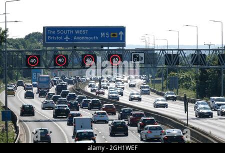 Bristol, Regno Unito. 4 settembre 2021. La prospettiva dell'ondata di caldo di settembre porta congestione sull'autostrada M5. Sono previste limitazioni di velocità sull'autostrada M5 a Filton a causa del volume di traffico che si dirige verso sud verso Devon e Cornovaglia. Autostrade Inghilterra segnalano velocità medie inferiori a 30 MPH. Credit: JMF News/Alamy Live News Foto Stock