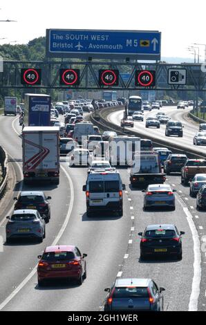 Bristol, Regno Unito. 4 settembre 2021. La prospettiva dell'ondata di caldo di settembre porta congestione sull'autostrada M5. Sono previste limitazioni di velocità sull'autostrada M5 a Filton a causa del volume di traffico che si dirige verso sud verso Devon e Cornovaglia. Autostrade Inghilterra segnalano velocità medie inferiori a 30 MPH. Credit: JMF News/Alamy Live News Foto Stock