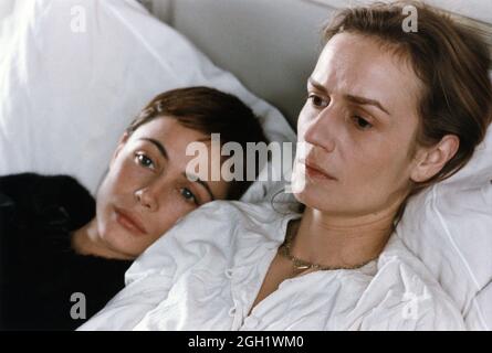 EMMANUELLE BEART e SANDRINE BONNAIRE in RUBATO VITA (1998) -titolo originale: VOLEUR DE vie-, diretto da YVES ANGELO. Credit: Film Par Film / Francia 3 Cinéma / Album Foto Stock