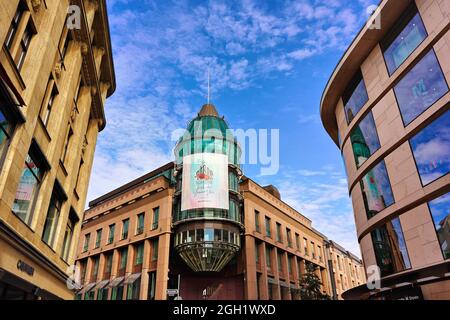 Facciata moderna del centro commerciale di lusso 'Schadow-Arkaden' nel centro di Düsseldorf vicino a Königsallee. Questo centro commerciale è stato inaugurato nel 1994. Foto Stock