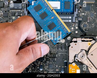 Supporto tecnico di parte di aggiornamento e fissaggio di laptop. Foto Stock