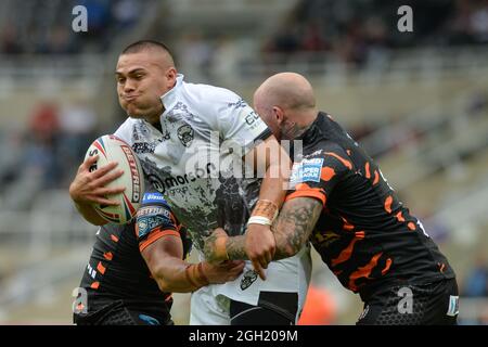 Newcastle, Inghilterra - 4 settembre 2021 - Tui Lohea (6) di Salford Red Devils affrontato da Paul McShane e Nathan Massey di Castleford Tigers durante il Rugby League Betfred Super League Magic Weekend Castleford Tigers vs Salford Red Devils al St James' Park Stadium, Newcastle, Regno Unito credito: Dean Williams/Alamy Live News Foto Stock