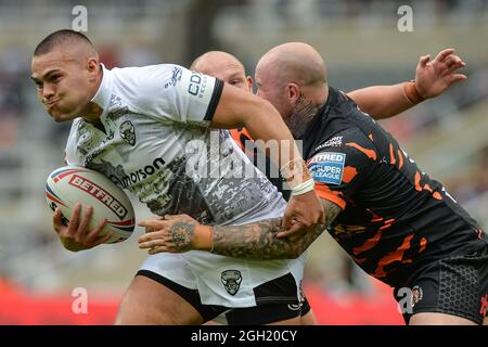 Newcastle, Inghilterra - 4 settembre 2021 - Tui Lohea (6) di Salford Red Devils affrontato da Paul McShane e Nathan Massey di Castleford Tigers durante il Rugby League Betfred Super League Magic Weekend Castleford Tigers vs Salford Red Devils al St James' Park Stadium, Newcastle, Regno Unito credito: Dean Williams/Alamy Live News Foto Stock