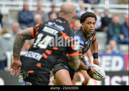 Newcastle, Inghilterra - 4 settembre 2021 - Jordan Turner of Castleford Tigers lancia l'attacco durante il Rugby League Betfred Super League Magic Weekend Castleford Tigers vs Salford Red Devils al St James' Park Stadium, Newcastle, Regno Unito Credit: Dean Williams/Alamy Live News Foto Stock