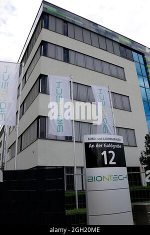 Das Logo der Biotech-Firma 'Biontech' an deren Stammsitz in Mainz (nur fuer redaktionelle Verwendung. Keine Werbung. Referenzdatenbank: http://www.36 Foto Stock