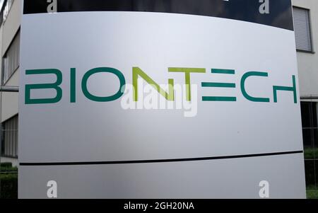 Das Logo der Biotech-Firma 'Biontech' an deren Stammsitz in Mainz (nur fuer redaktionelle Verwendung. Keine Werbung. Referenzdatenbank: http://www.36 Foto Stock