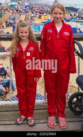 Bournemouth, Dorset Regno Unito. 4 settembre 2021. Le spiagge sono piene di folle che si rivergono sulle spiagge di Bournemouth per il terzo giorno del Bournemouth Air Festival, con molte attività nei cieli, in mare e sulla terra. Moira e Maddison sono entusiasti di vedere le frecce rosse. Credit: Carolyn Jenkins/Alamy Live News Foto Stock