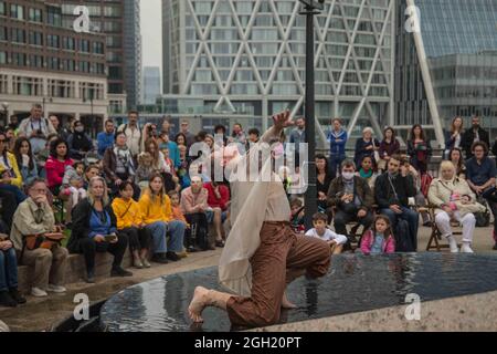 Londra, Regno Unito. 04 settembre 2021 Mayfly esplora la natura effimera e fugace della vita e come la nostra sopravvivenza sia inestricabilmente legata al nostro ambiente. Una spettacolare fusione di acqua, danza e canzone ci ricorda che nulla rimane lo stesso, ma che possiamo alzarci, superare e creare il cambiamento. Paul Quezada-Neiman/Alamy Live News Foto Stock