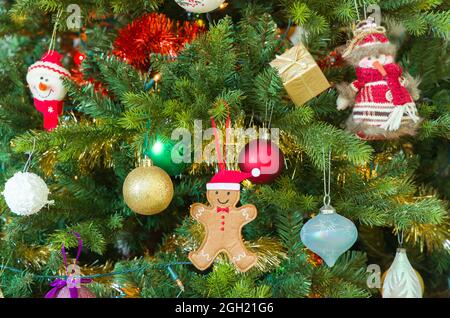Decorazioni o ornamenti di Natale su un albero di Natale decorato primo piano, Regno Unito Foto Stock