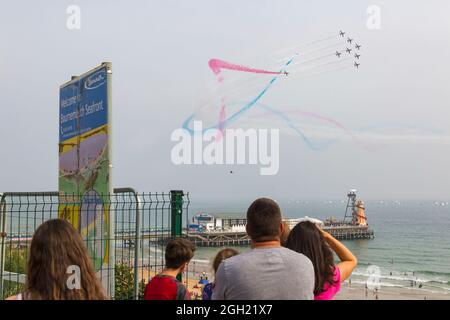 Bournemouth, Dorset Regno Unito. 4 settembre 2021. Le spiagge sono piene di folle che si rivergono sulle spiagge di Bournemouth per il terzo giorno del Bournemouth Air Festival, con molte attività nei cieli, in mare e sulla terra. Le frecce rosse brivido la folla. Credit: Carolyn Jenkins/Alamy Live News Foto Stock