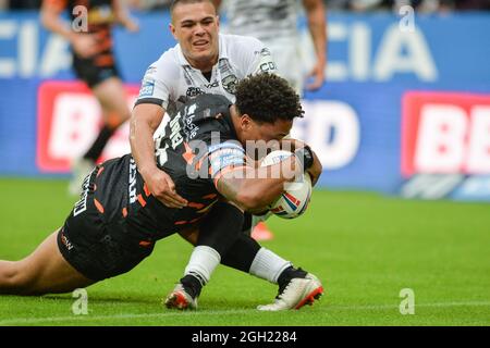 Newcastle, Inghilterra - 4 settembre 2021 - Jordan Turner of Castleford Tigers si schianta per una prova durante il Rugby League Betfred Super League Magic Weekend Castleford Tigers vs Salford Red Devils al St James' Park Stadium, Newcastle, Regno Unito Credit: Dean Williams/Alamy Live News Foto Stock