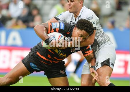 Newcastle, Inghilterra - 4 settembre 2021 - Jordan Turner of Castleford Tigers si schianta per una prova durante il Rugby League Betfred Super League Magic Weekend Castleford Tigers vs Salford Red Devils al St James' Park Stadium, Newcastle, Regno Unito Credit: Dean Williams/Alamy Live News Foto Stock