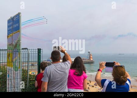 Bournemouth, Dorset Regno Unito. 4 settembre 2021. Le spiagge sono piene di folle che si rivergono sulle spiagge di Bournemouth per il terzo giorno del Bournemouth Air Festival, con molte attività nei cieli, in mare e sulla terra. Le frecce rosse brivido la folla. Credit: Carolyn Jenkins/Alamy Live News Foto Stock