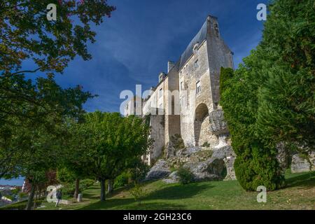 Pons, Charente Maritime, Francia Chateau de Pons pareti e bastioni vista sotto dal giardino pubblico in estate sole Foto Stock