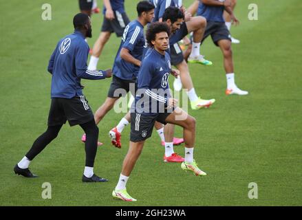 Stoccarda, Germania. 4 settembre 2021. Calcio: Nazionale, allenamento finale prima della Coppa del mondo di qualificazione contro l'Armenia. Leroy Sane in Germania si riscalda. Credit: Tom Weller/dpa/Alamy Live News Foto Stock