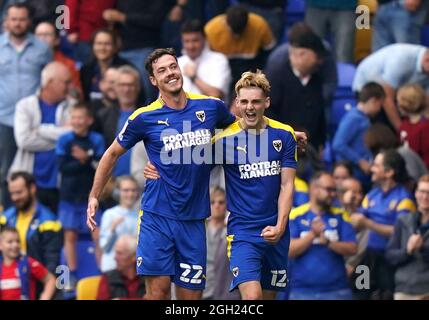 Jack Rudoni (a destra) di AFC Wimbledon celebra il terzo gol del gioco durante la partita della Sky Bet League One a Plow Lane, Londra. Data foto: Sabato 4 settembre 2021. Foto Stock