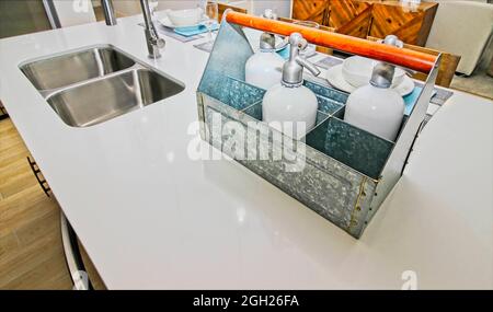 Portabottiglie Seltzer in metallo su Kitchen Island Foto Stock