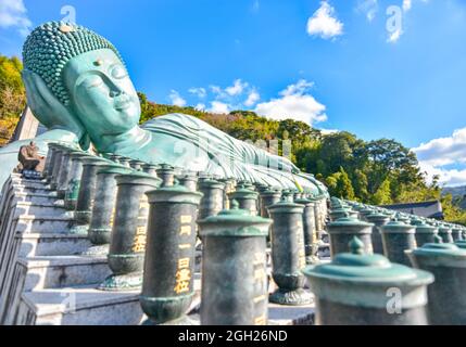 Fukuoka, Giappone - 12 dicembre 2019 : statua di bronzo del Buddha reclinante al tempio di Nanzoin, Fukuoka Giappone. Messa a fuoco selettiva Foto Stock