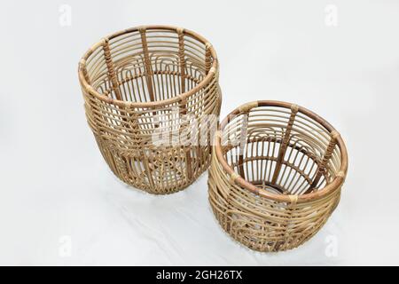 Canestro circolare in rattan Landry impostato su sfondo bianco fuoco morbido selettivo Foto Stock