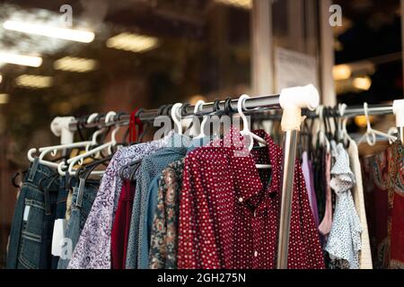 Primo piano di vendita di vari abiti in boutique di abbigliamento per la  vendita nel mercato Foto stock - Alamy