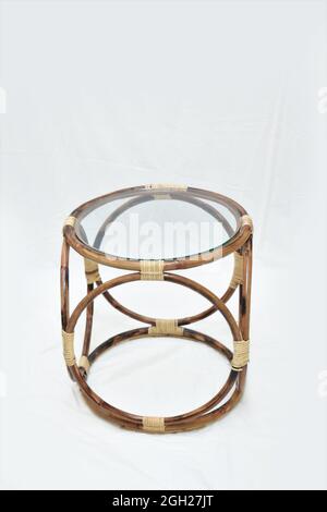 Tavolo rotondo in rattan con specchio sullo sfondo bianco colore marrone scuro fuoco morbido selettivo Foto Stock