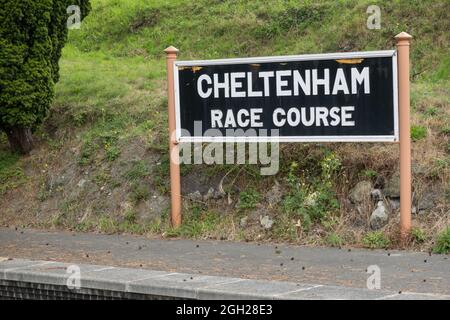 Cheltenham Race Course Platform Sign - GWSR - Gloucestershire Warwickshire Steam Railway Foto Stock