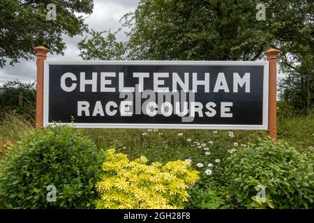 Cheltenham Race Course Platform Sign - GWSR - Gloucestershire Warwickshire Steam Railway Foto Stock