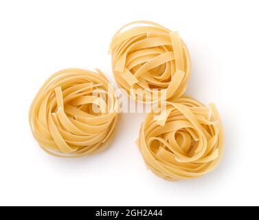 Vista dall'alto di tre nidi di pasta a nastro tagliatelle non cotti isolati su bianco Foto Stock