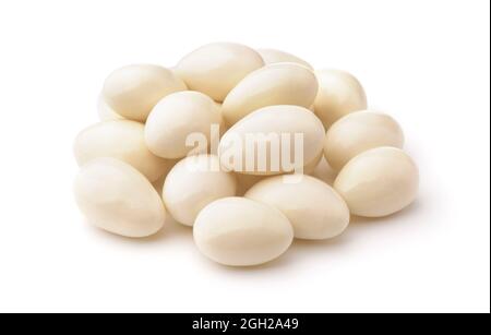 Mucchio di mandorle ricoperte di cioccolato bianco isolato su bianco Foto Stock