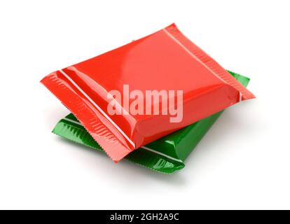 Confezione di cioccolato rosso e verde di plastica isolata su bianco Foto Stock