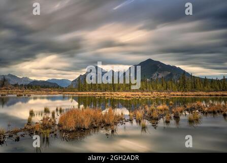 Foto lunga esposizione di Vermillion Lakes vicino a Banff Foto Stock